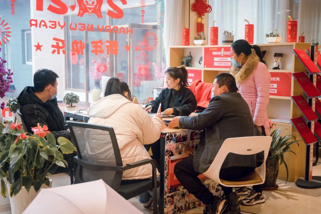 職教咨詢?nèi)肇鎸γ娲鹨山饣?，指導，選學校來幫忙！