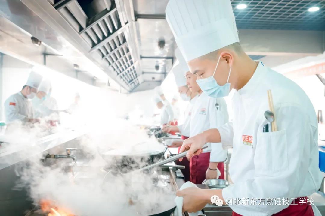 快看！旺順閣爐灶主廚班畢業(yè)，企業(yè)到校來選拔，學(xué)子搭上直通車！