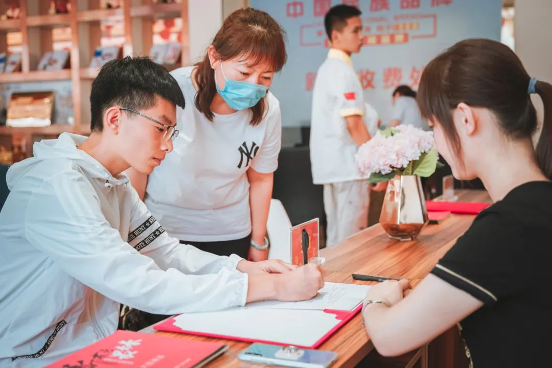 【雙棲發(fā)展會】選學(xué)校太難了？不用慌，這里有的人來幫你！