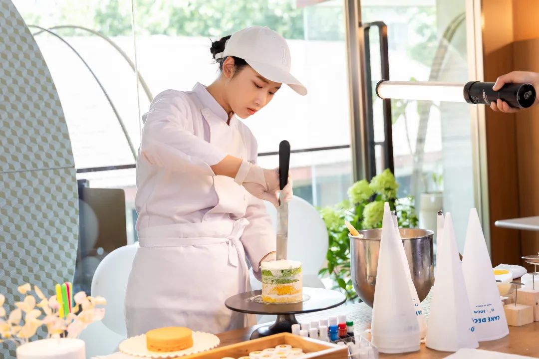 西點(diǎn)裱花魔術(shù)師：繪制甜蜜夢(mèng)想的烘焙藝術(shù)家