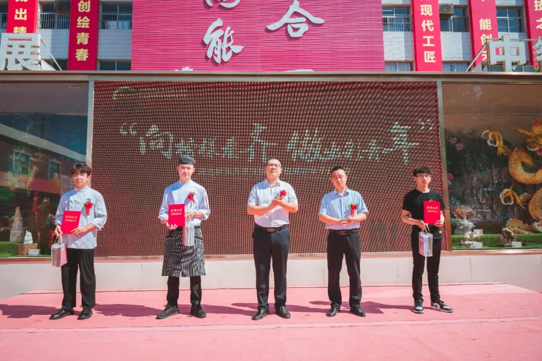 向榜樣看齊，做出彩青年！