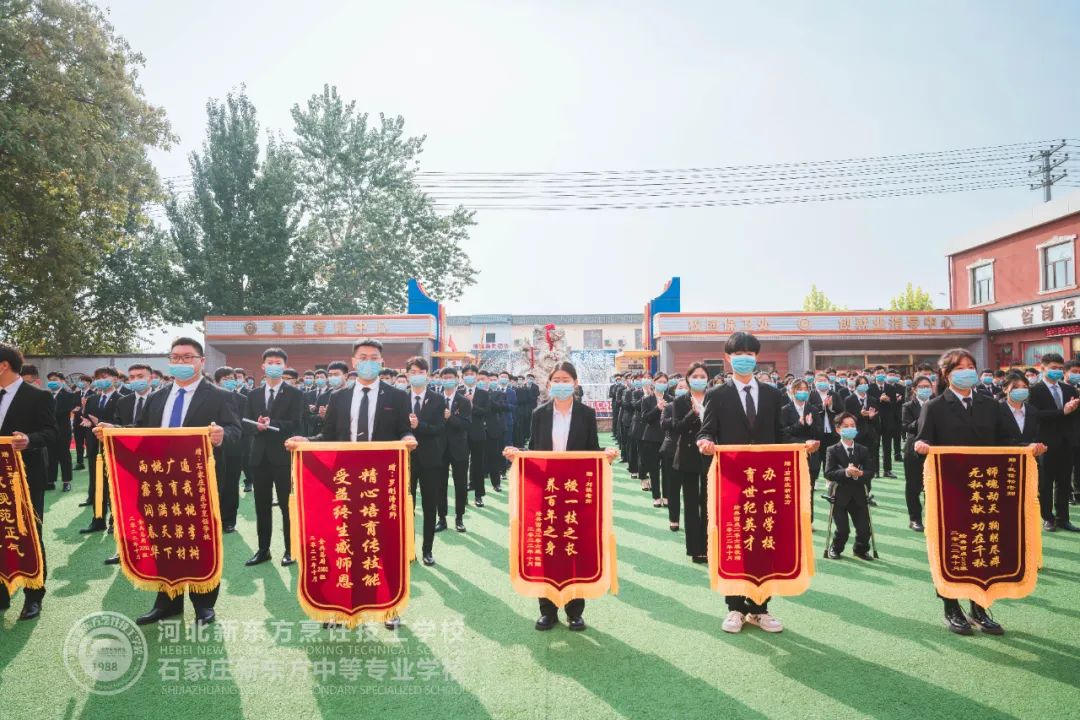 畢業(yè)典禮丨山水萬(wàn)程，河北新東方期待與你們?cè)僖?jiàn)！