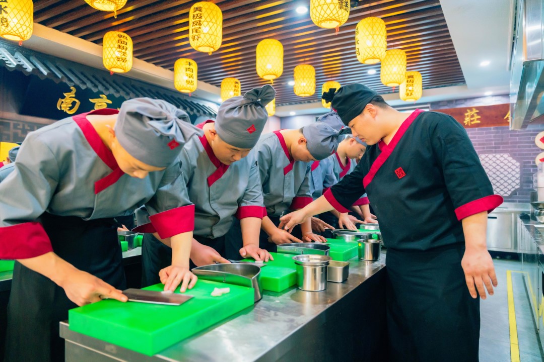 石家莊新東方：南京大牌檔第二期主廚班畢業(yè)，校企產(chǎn)教融合班探索就業(yè)新風(fēng)尚