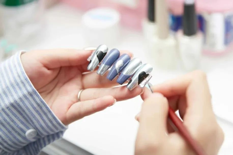 穿戴甲電商暴利風(fēng)頭正盛！2025學(xué)美甲技術(shù)，好時(shí)機(jī)別錯(cuò)過！