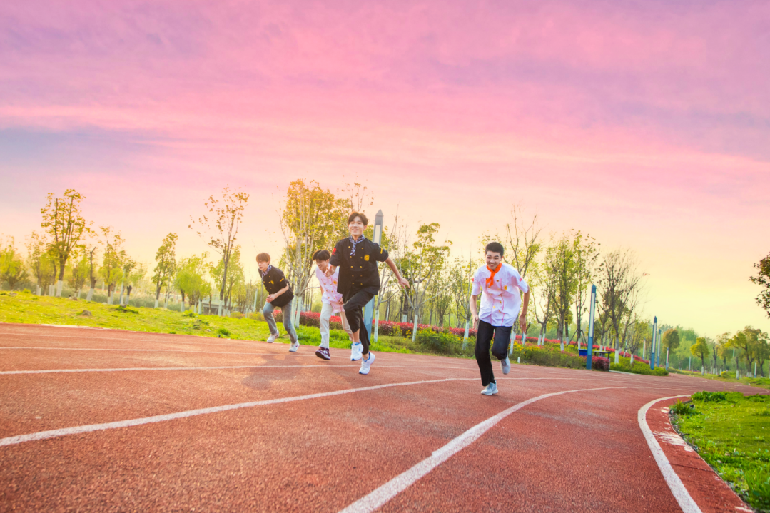 @初三中考的同學(xué)及家長(zhǎng)：選學(xué)校=選資源！等成績(jī)和占名額并不沖突，最重要的是讓孩子有學(xué)上~