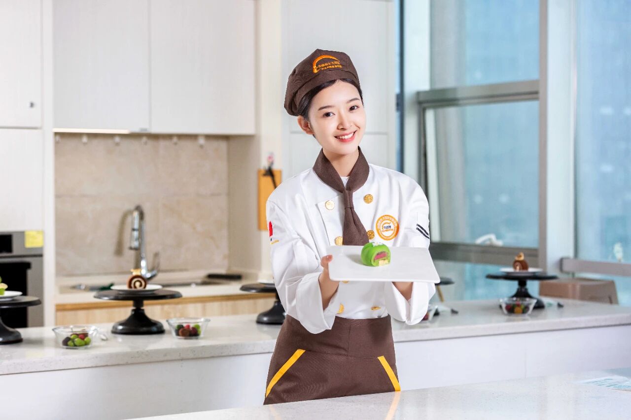 想轉(zhuǎn)行？為什么選擇學(xué)西點(diǎn)烘焙？低門(mén)檻、高需求、好發(fā)展！