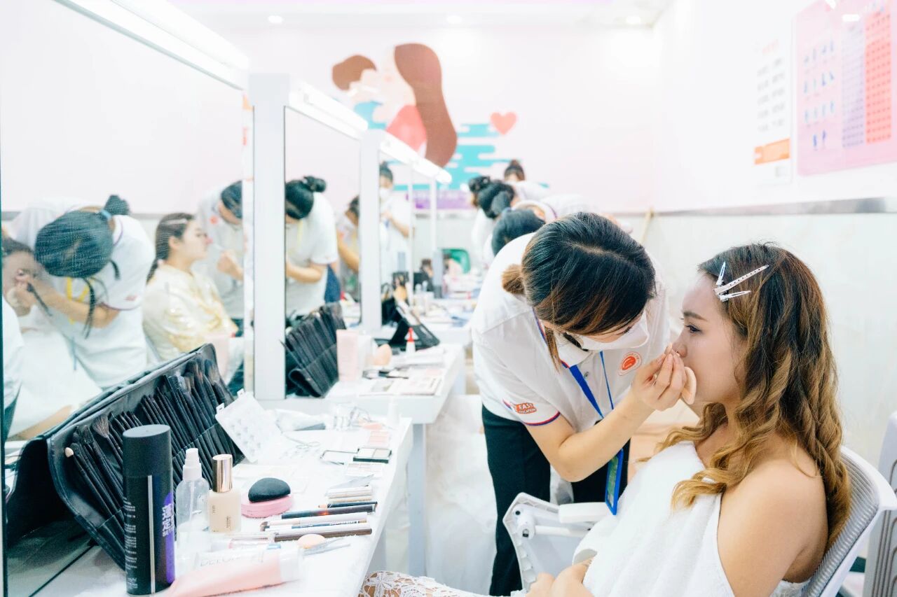 女生學(xué)什么專業(yè)好？女生學(xué)形象設(shè)計(jì)專業(yè)怎么樣？河北新東方給你答案！