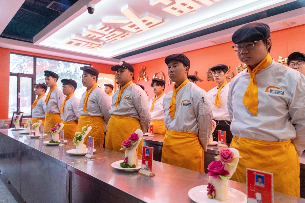 學廚師到底去專業(yè)廚師學校？還是去打工當學徒啊？